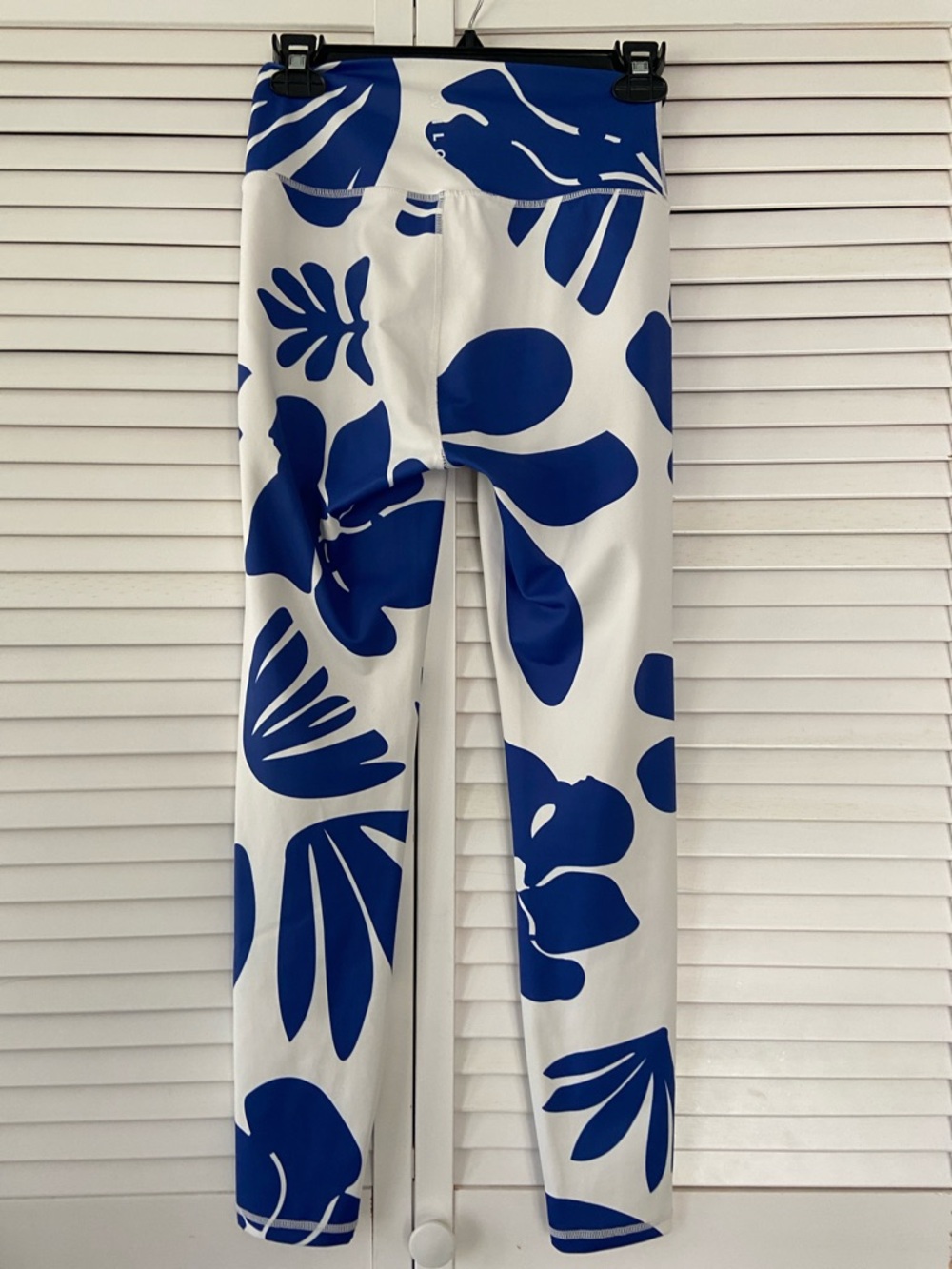 WILO The Label Active Leggings Size M Blue and White Floral Ankle Length - Picture 3 of 5
